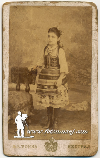 Devojčica u narodnoj nošnji (autor Ljubiša Đonić)