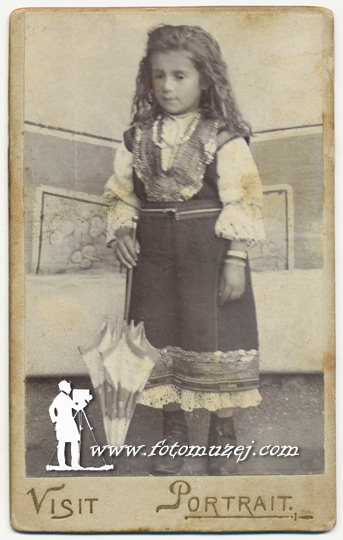 Devojčica sa suncobranom (autor Aleksandar Englezović)
