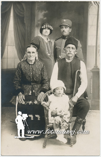 Oficir sa porodicom i roditeljima (autor Velimir Englezović)