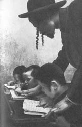 256. CORNELL CAPA. UČPPELJ TALMUDA, IZRAEL, 1955.