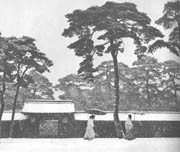 Šintoistički sveštenici u dvorištu svetilišta meidži, tokio