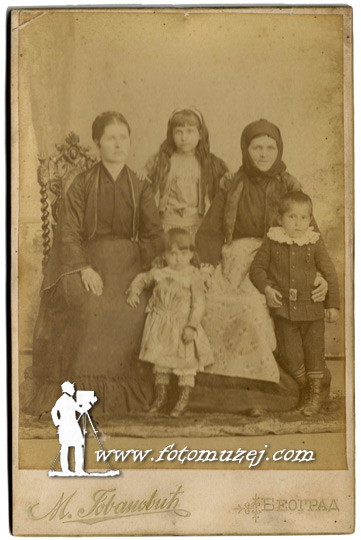Baba sa ćerkom i unucima (autor Milan Jovanović)