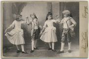 Deca igraju u baroknim perikama