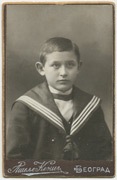 Dečak u mornarskom odelu