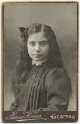 Devojčica sa mašnom u kosi