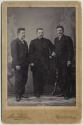 Trojica muškaraca u građanskim odelima