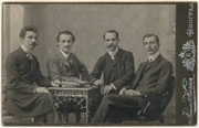 Četvorica muškaraca za stolom sa knjigama