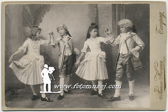 Deca igraju u baroknim perikama (Atelje Kenig)