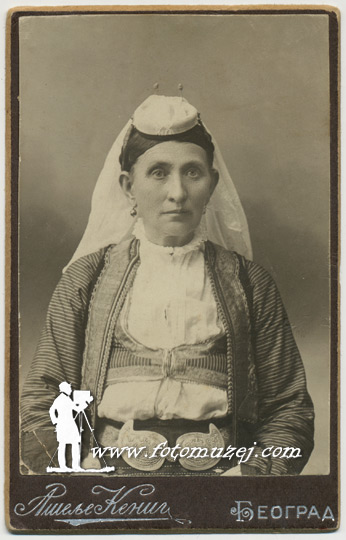 Žena u narodnoj nošnji (Atelje Kenig)