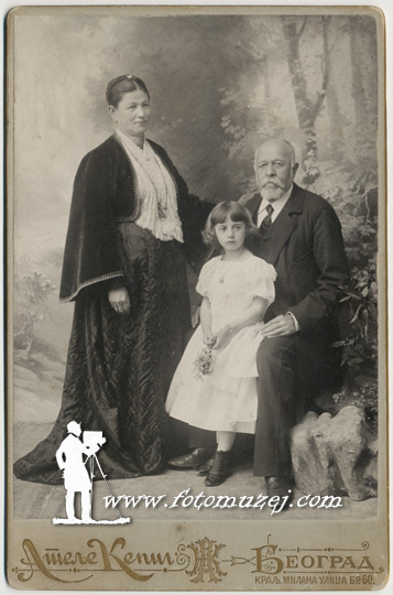 Deda Marko i baba Nasta sa unukom (Atelje Kenig)