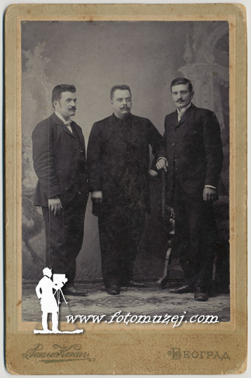 Trojica muškaraca u građanskim odelima (Atelje Kenig)