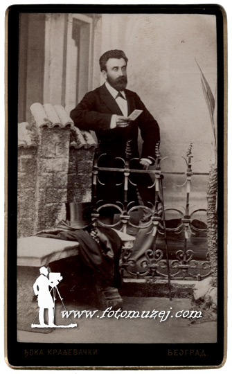 Muškarac sa fotografijom u ruci (autor Đoka Kraljevački)