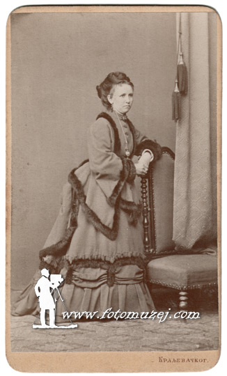 Gospođa u haljini viktorijanskog kroja (autor Đoka Kraljevački)