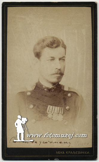 Oficir sa medaljama (autor Đoka Kraljevački)