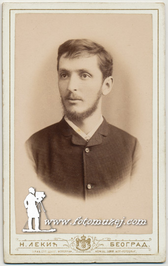 Muškarac sa brkovima i bradom (autor Nikola Lekić)