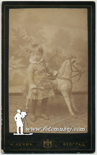Devojčica sa drvenim  konjićem (autor Nikola Lekić)