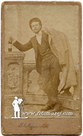 Muškarac sa flašom vina (autor Jovan Mijailović)