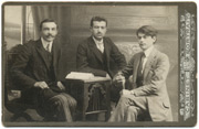 Trojica muškaraca za stolom