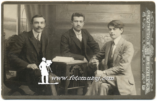 Trojica muškaraca za stolom (autor Kosta Makević)