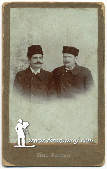 Dvojica muškaraca sa šubarama (autor Lazar Mojsilović)