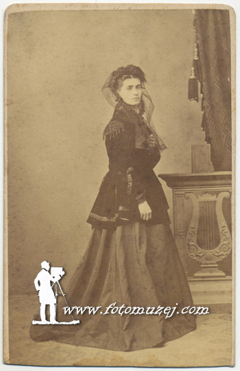 Dama sa velom (autor Rikard Musil)
