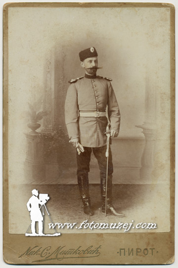 Oficir sa sabljom (autor Nikola Mitković)