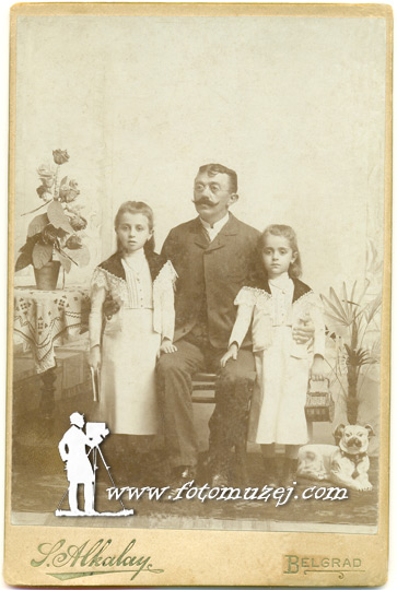 Otac sa ćerkama  (autor Solomon Alkalaj)