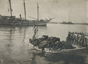 Čamci prepunjeni umrlim ljudima neprestano su se odbijali od obale Ostrva Smrti 03