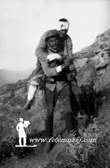 Ranjeni vojnik oko Gruniškog visa 1917. godine (autor Dimitrije  Pavlović)
