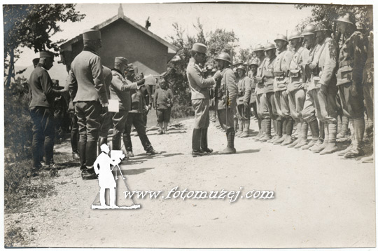 Prestolonaslednik Aleksandar u štabu Jugoslovenske divizije odlikuje vojnike, 1918.g. (autor V. Vuković)