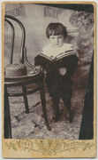 Dečak u matrozkoj uniformi