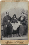 Sveštenik Mihailo sa suprugom Leposavom i ćerkom Vidom