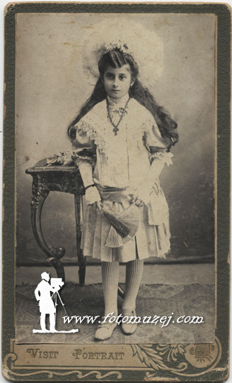 Devojčica sa lepezom i šeširom (autor Nikola Radić)
