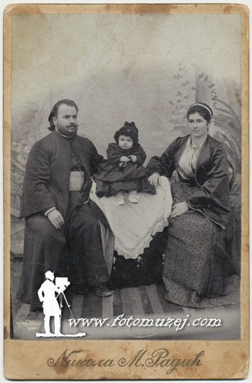 Sveštenik Mihailo sa suprugom Leposavom i ćerkom Vidom (autor Nikola Radić)