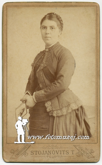 Žena sa fotografijom (autor Tikomir Stojanović)