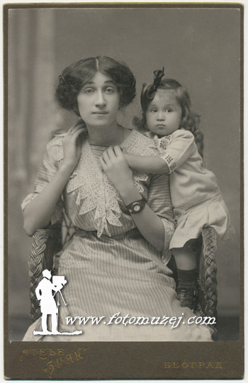 Olga Belić sa devojčicom (Atelje Zrak)